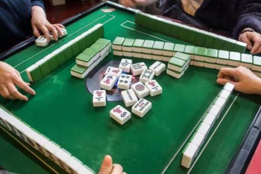 广东清远，一男子在棋牌室里打麻将，他摸起一张牌，忽然觉得胸口堵得慌，跟牌友说了句