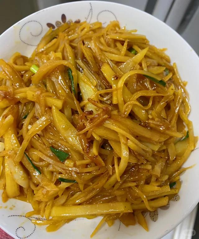 在N年前，因为猪肉价格大涨特涨，学校食堂减少了很多菜里的猪肉，其中就有土豆炒肉丝