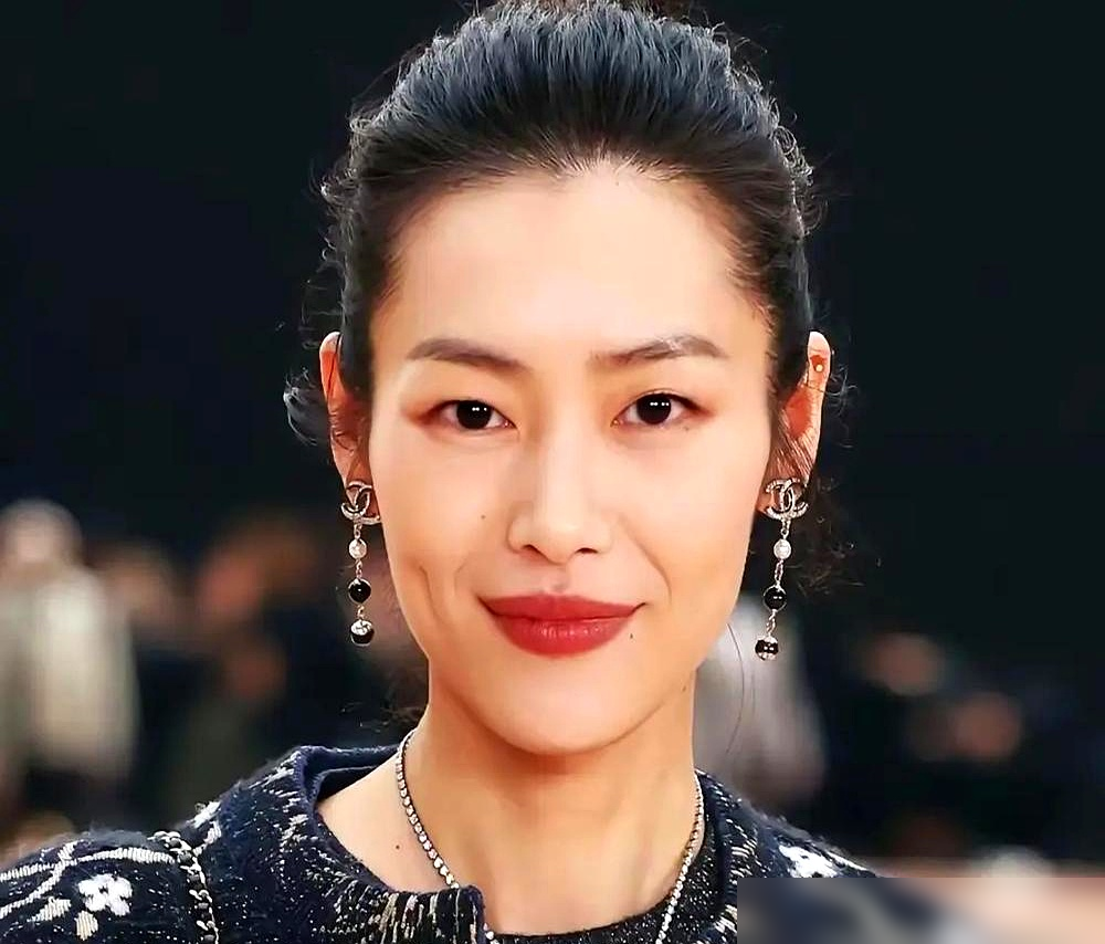 井柏然跟倪妮，当年那份分手声明，干净得吓人。2018年7月5号，两边工作室同一分钟，甩出一模一样的文