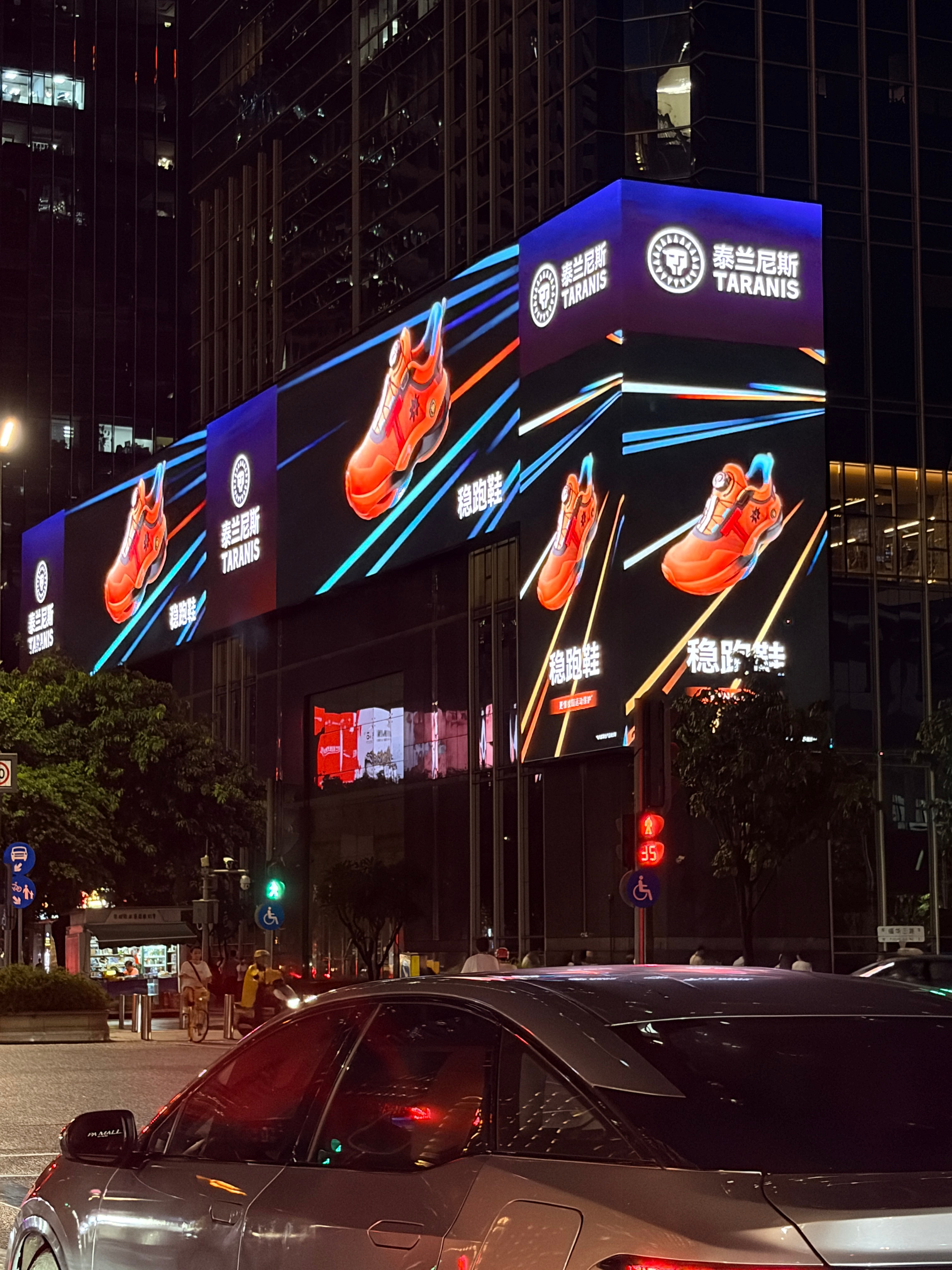 这个泰兰尼斯我真的快看吐了，一双小孩鞋怎么这么多钱投广告关键设计的颜值也是一塌糊