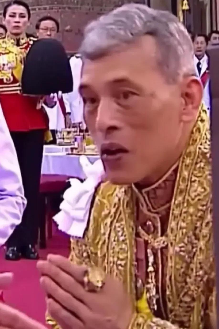 泰王表面上显得木讷且寡言，常常被外界错误地解读为昏庸糊涂，可实际上他是一位洞悉世