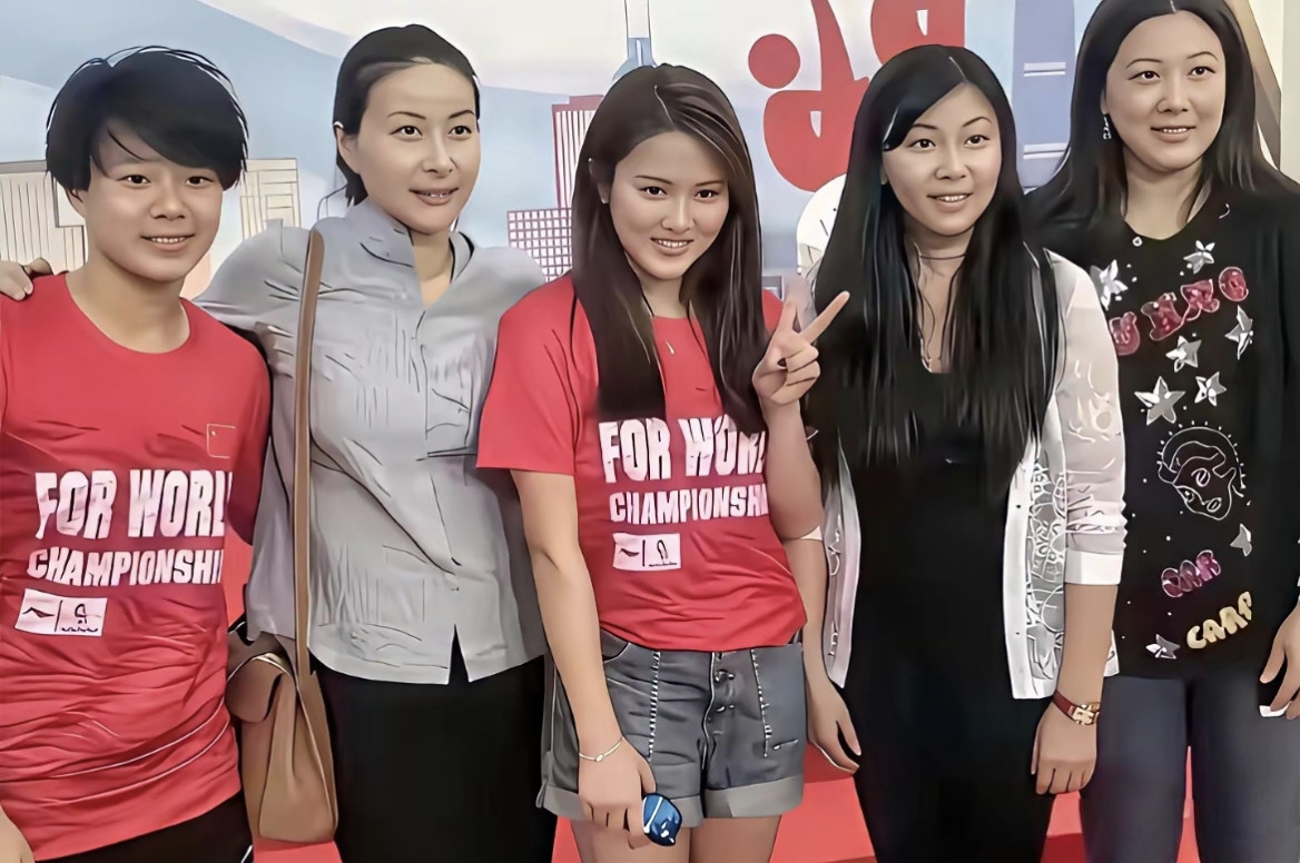5代跳水美女运动员同框，80年代是右二的周继红，90年代是最右边的伏明霞，00年代是左二的郭晶晶，1