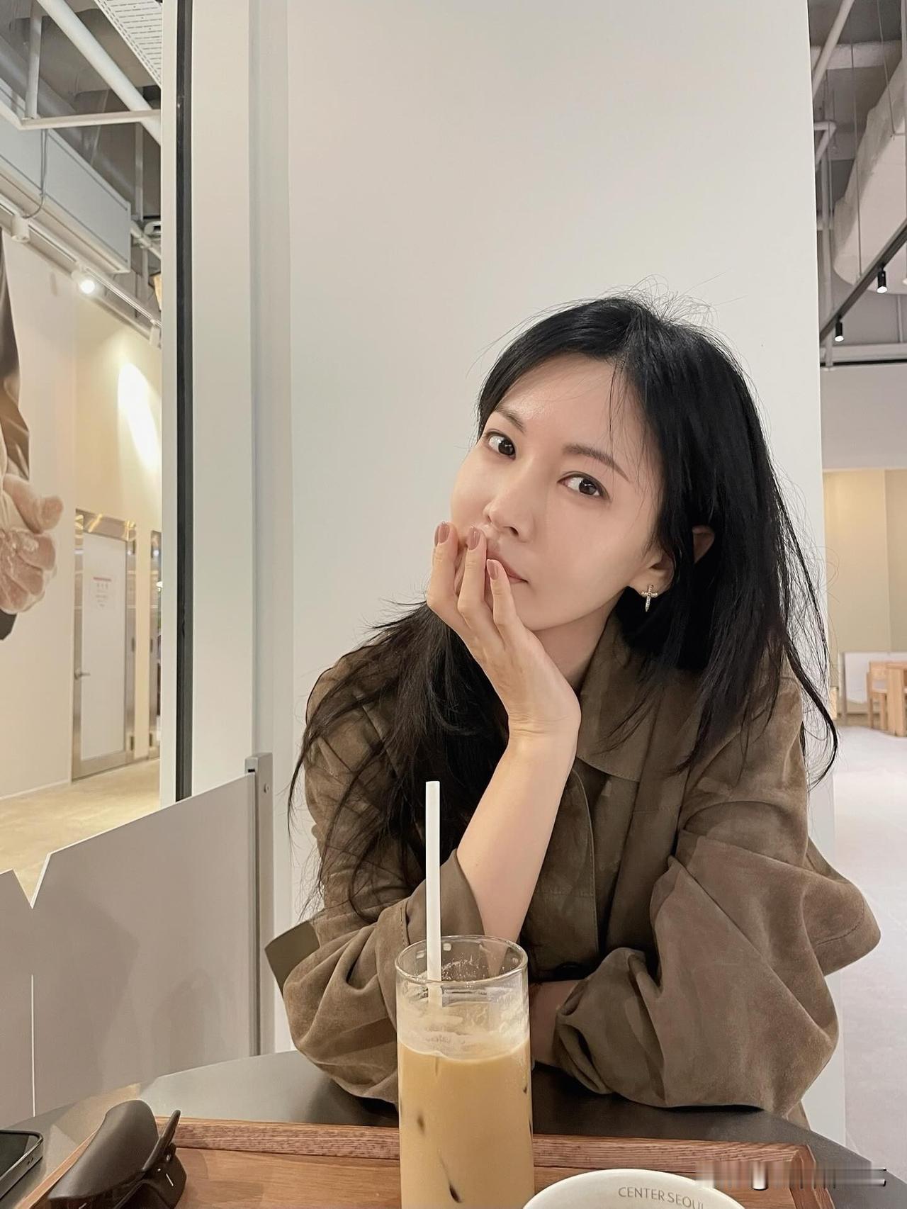 16日，演员金素妍在自己的Instagram上发布了多张照片。照片中，金素妍在一