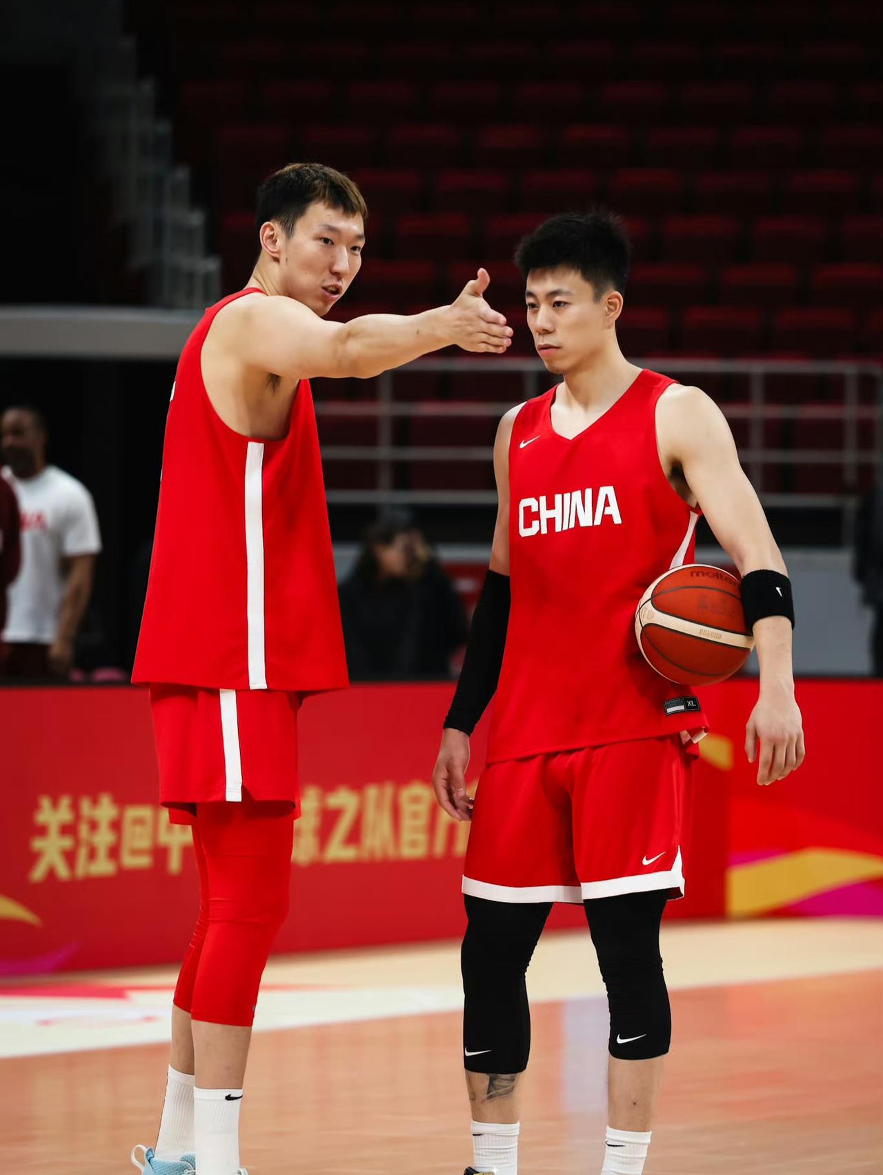 中国男篮76-80不敌韩国男篮，看看数据，中国男篮国手们发挥如何？1.胡明轩