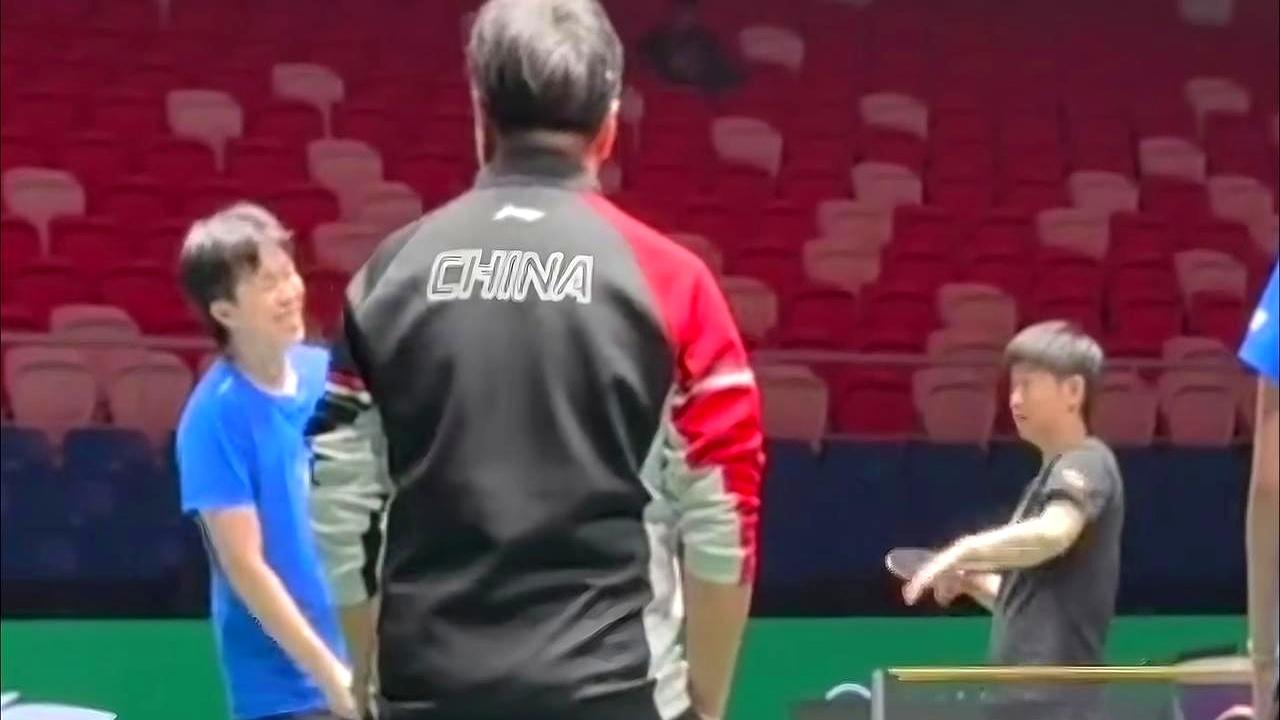 抛个球还带转。莎莎一句话就点破了他的小心思，楚钦老师被人揭穿了小秘密，不