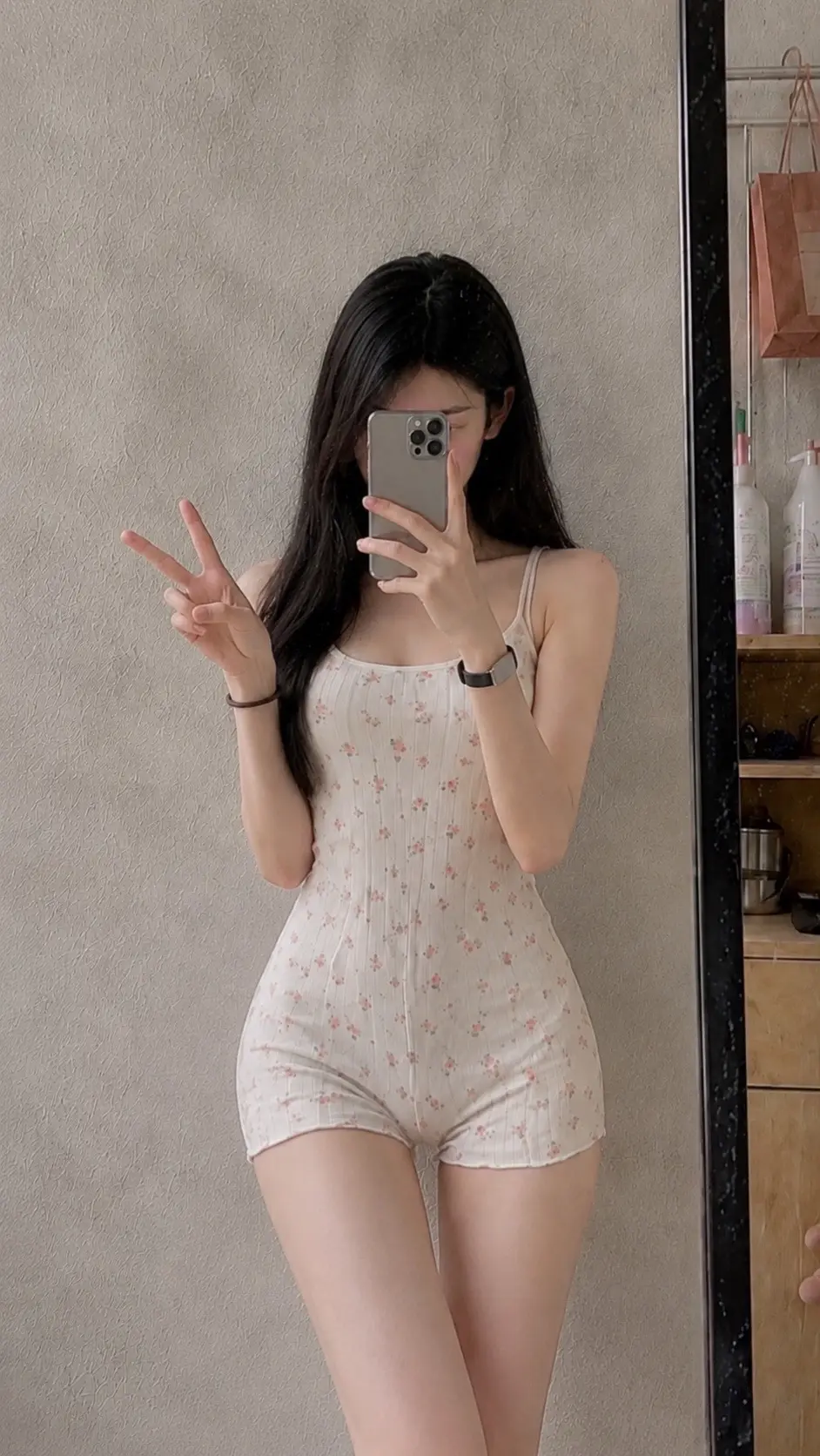 🌸夏日限定｜满屏的温柔与碎花。喜欢这种洗过澡后香香的、穿着小吊带窝在...