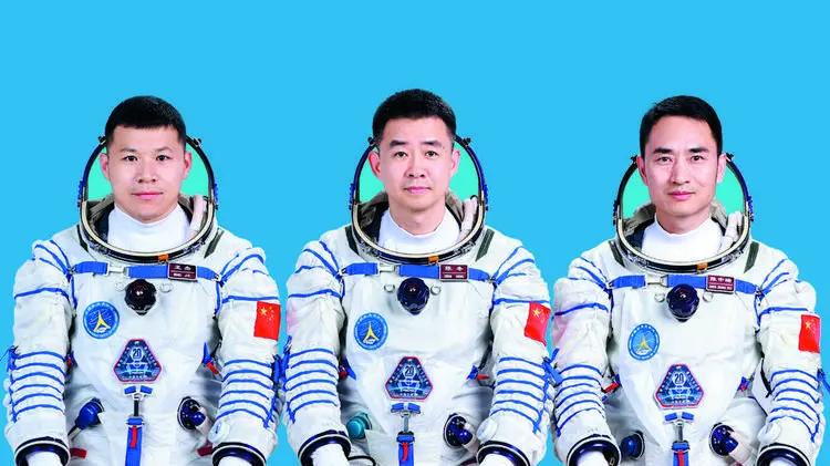 神十九飞船返回落地倾斜,直立很难吗?我国新飞船可直立无损着陆