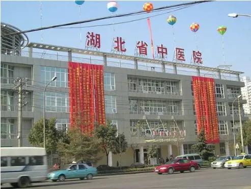 乐疼了一个月，牙有松动了，到社区医院医生说要做根冠治疗，因为做过一次根冠治疗，药