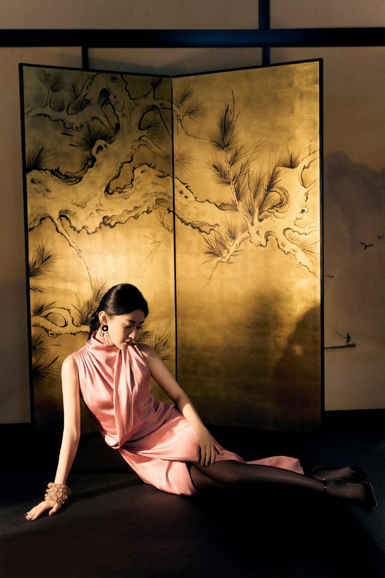 优雅东方韵味，粉裙与古风屏风的完美融合梁洁！！！