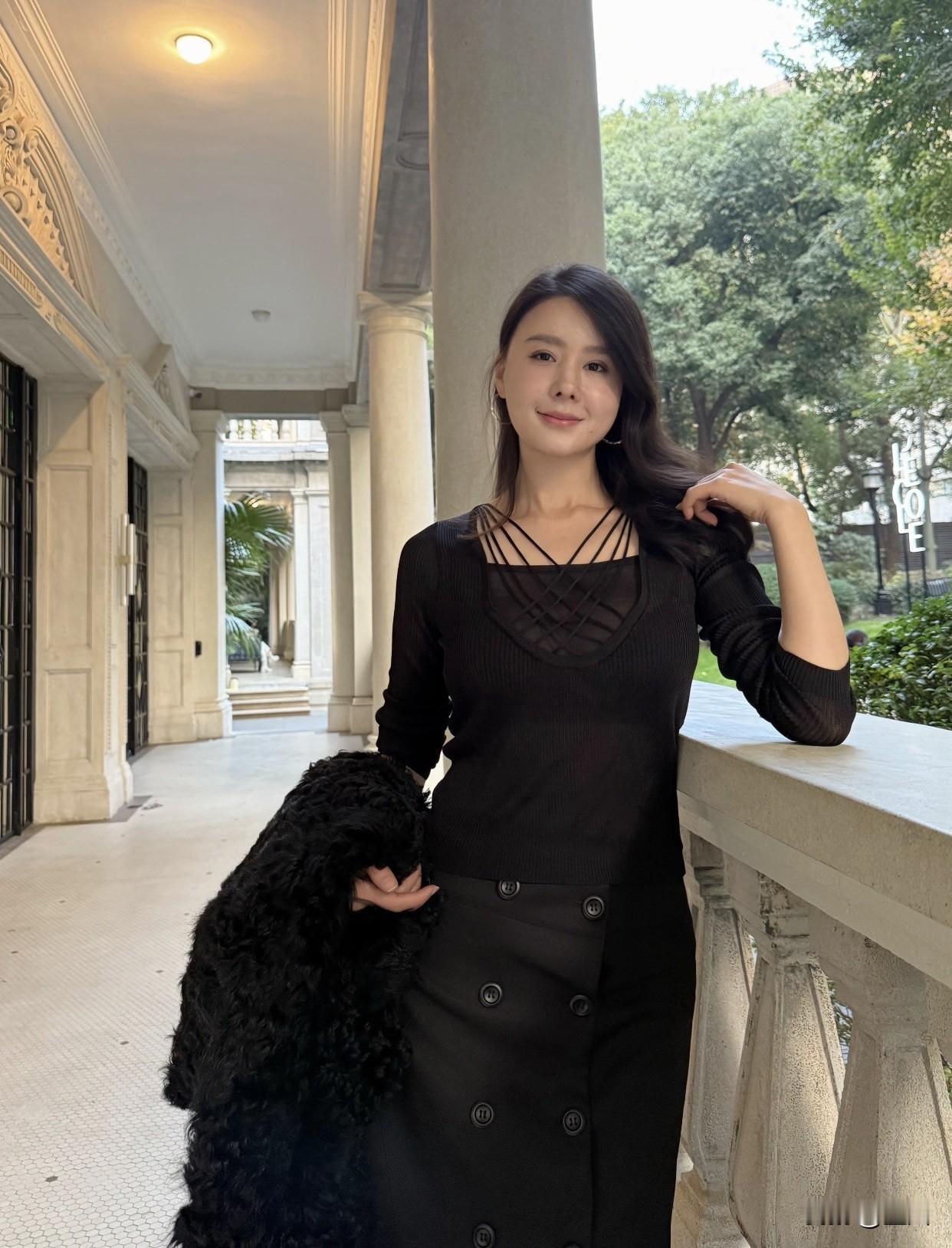 怎样完成气质风穿搭秋日穿搭指南：优雅黑裙+毛绒外套，尽显时尚魅力！