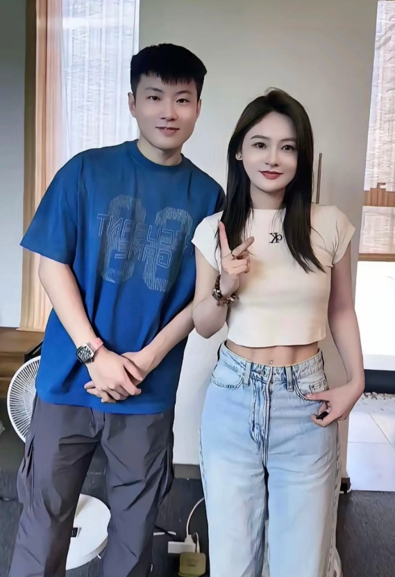 每个成功的男人背后，都有一个默默付出的女人，赵心童也不例外！赵心童的现任女友叫