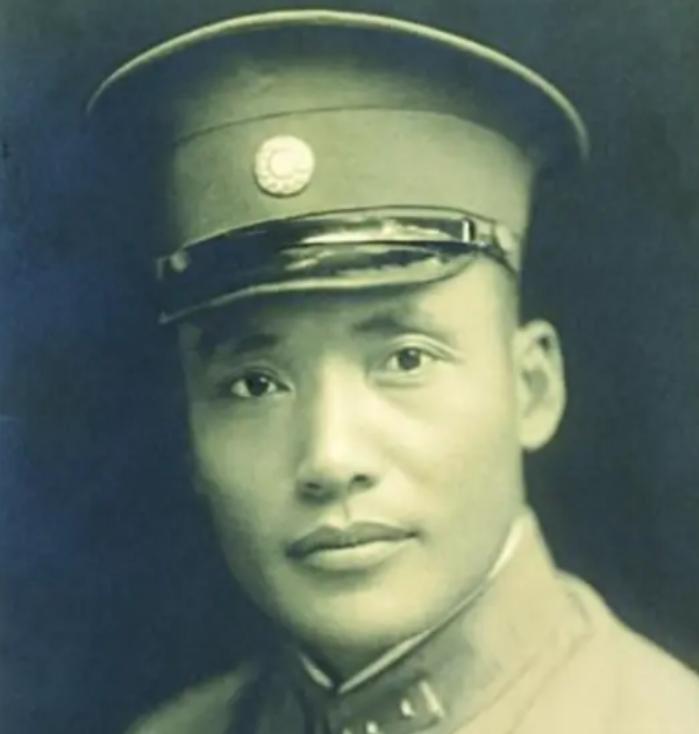 🌞1936年，一名国民党中将被俘，跟着红军走完长征，可等到了延安，毛主席却