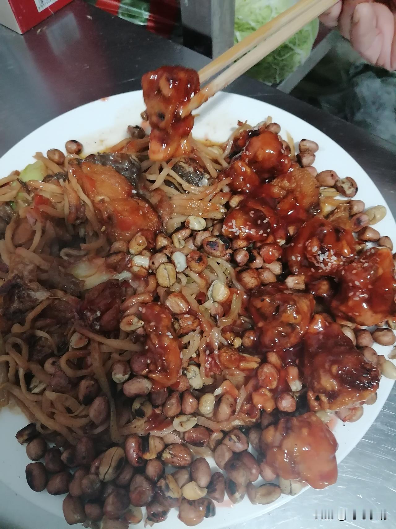 昨晚，店里有一家三口正吃着三盘菜、一碗汤。突然，一位40岁上下的女子走进来，径直