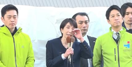 当高市早苗在演讲中落泪时，场外的日本民众早就做出了选择，大喊高市早苗下台。 