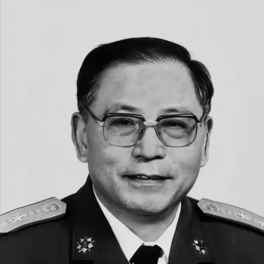 1950年，粟裕正在汇报工作，门突然被撞开。李克农冲进来，声音发颤：“粟裕同志，