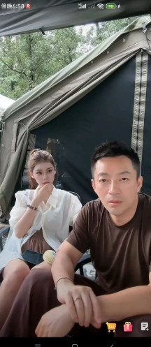 乐乐单飞后说，8月7号要和筱梅一起直播的，一直到现在都没直播。现在只有乐乐自己一