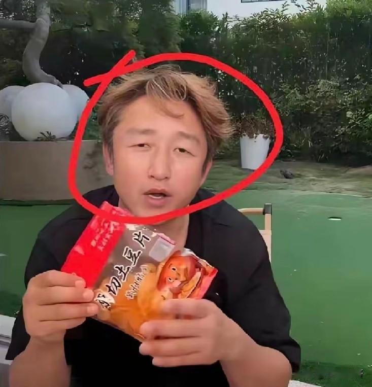 邹市明直播带货满脸抵触，网友心疼：别再逼他了，看着都压抑不少网友刷到邹市明
