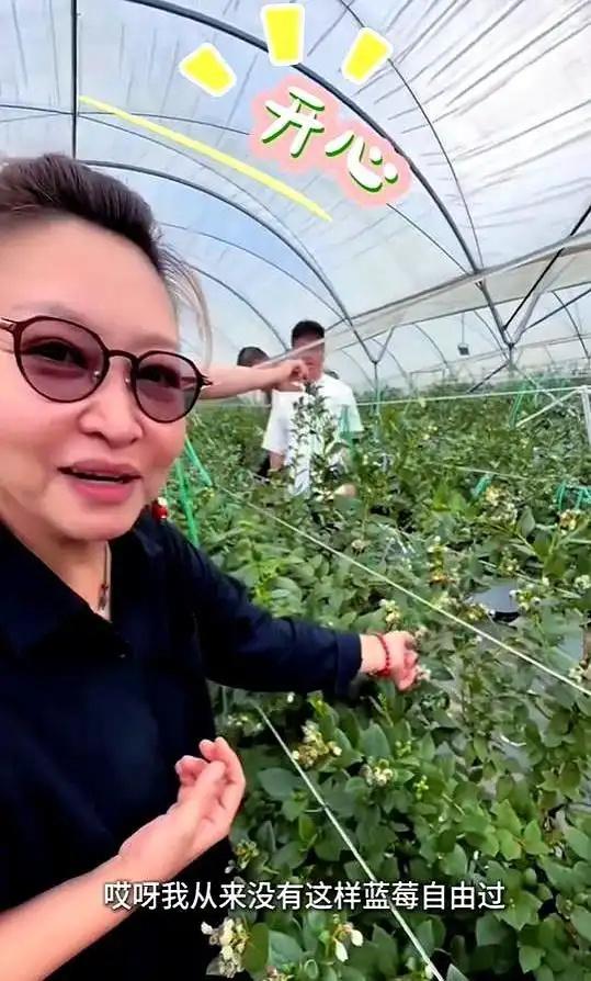 刘天池52了，跟祖峰在一块儿，倒像被宠成小姑娘的那个。她是中戏表演系老师，学