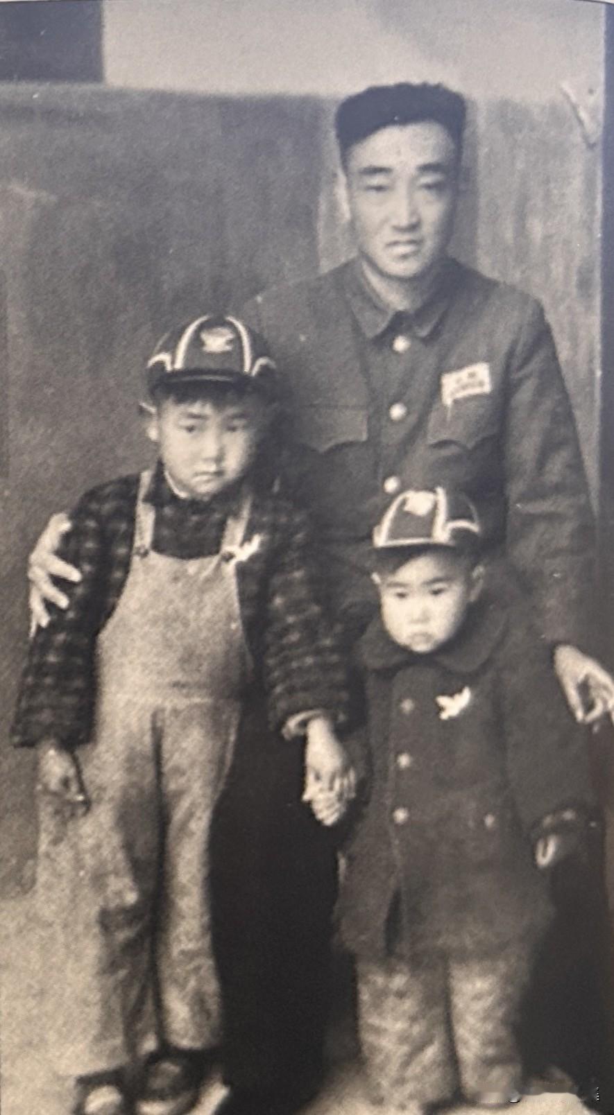 1953年，刘福胜（开国少将）与子女在江西合影。他出身贫苦，小时候常在祠堂外听人