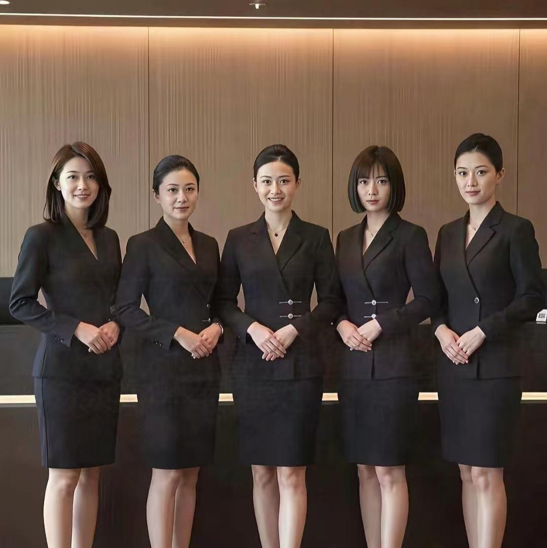谁能看出这张照片藏着玄机？五位身着职业套装的女士整齐站成一排，着装端庄大方