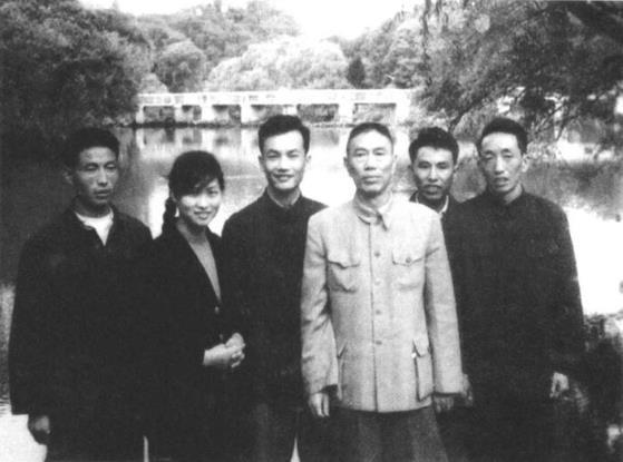 1963年，邓华(前排右二)与身边工作人员合影。左三为秘书谢功贵。