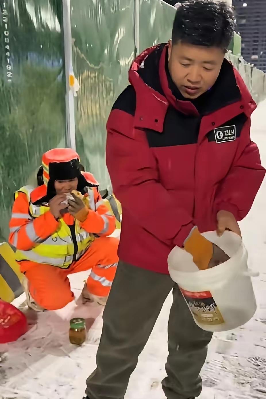 西安深夜，环卫工张师傅仍然在街头撒融雪剂，儿子心疼父亲，烧了一壶姜茶水，做了肉夹