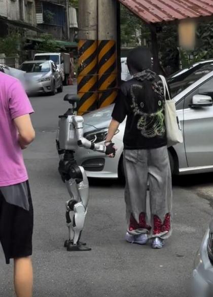 台湾有人在街上遛大陆产机械狗，居然被人报警！9月15日台媒曝出