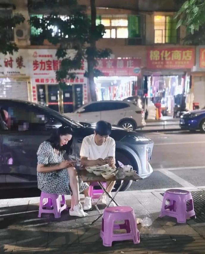 51岁的郭晓东半夜被拍到在路边摊吃东西！旁边程莉莎穿着碎花长裙，气质超好但全程低