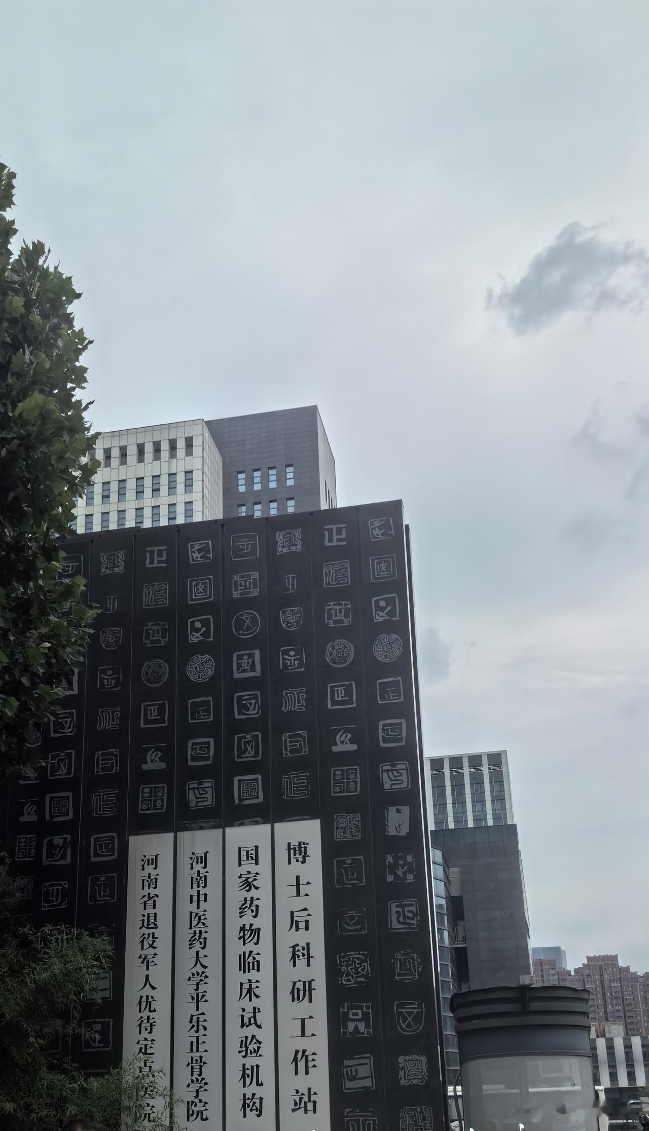 三甲医院和我们县医院区别还是很大的。脚踝崴伤三个多月了，走路不咋瘸了，可稍微