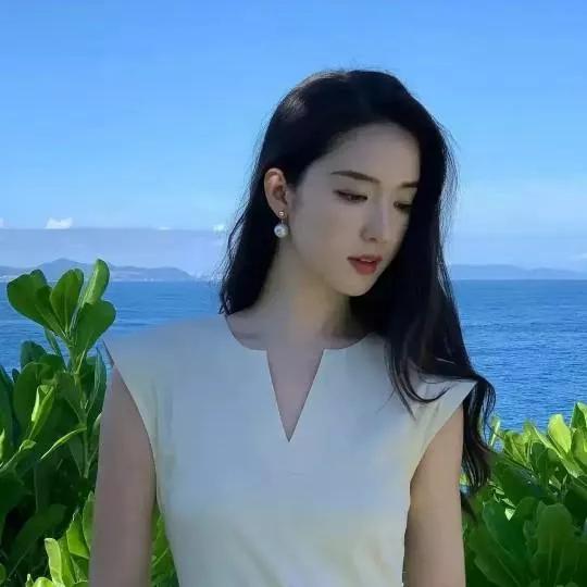 海风轻拂，裙摆飞扬，静享夏日海岸的宁静时光。海边温柔风晚间的海风很美海边度假