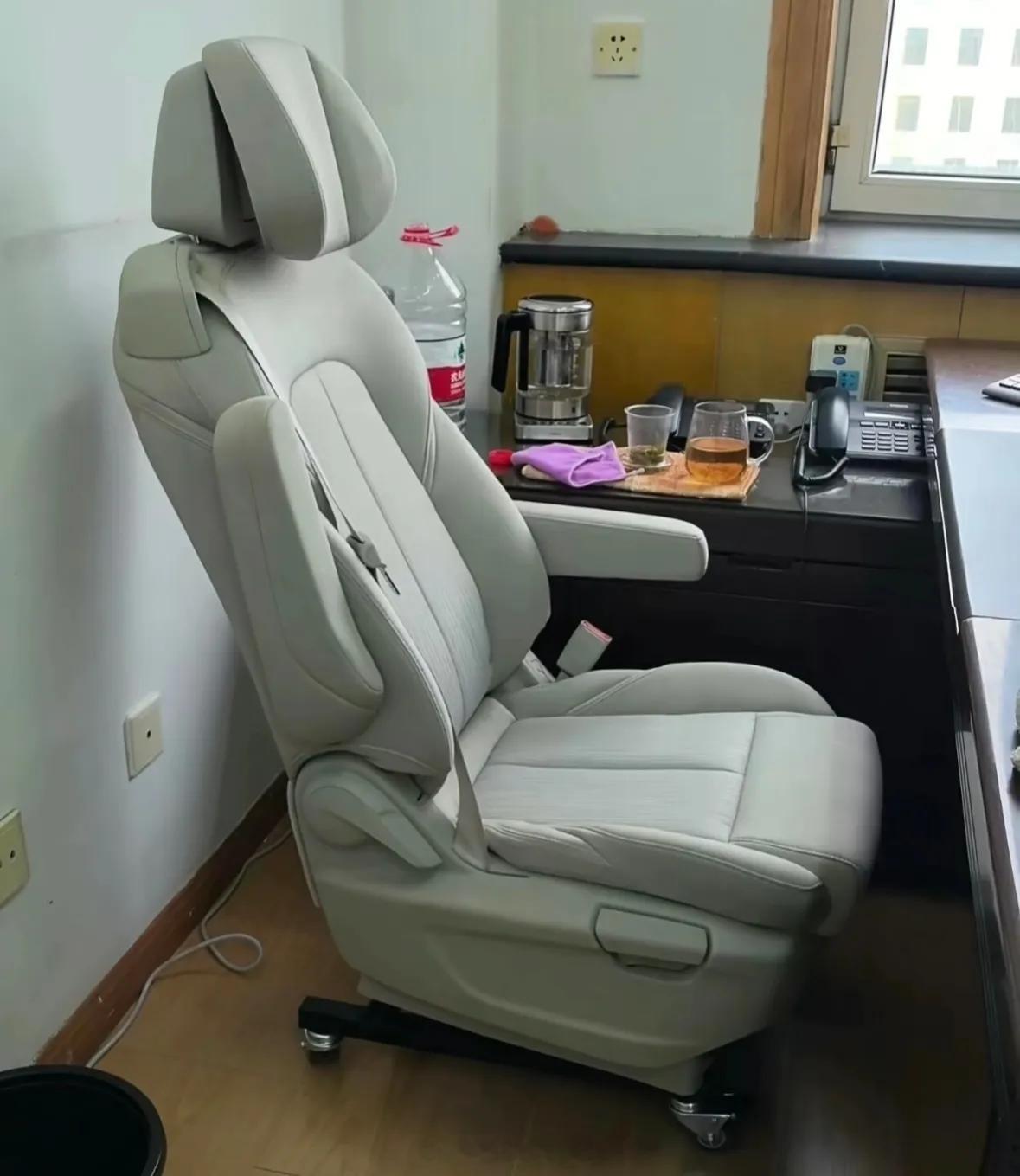 以后搞一个电车上的零重力座椅，把它改装成办公椅