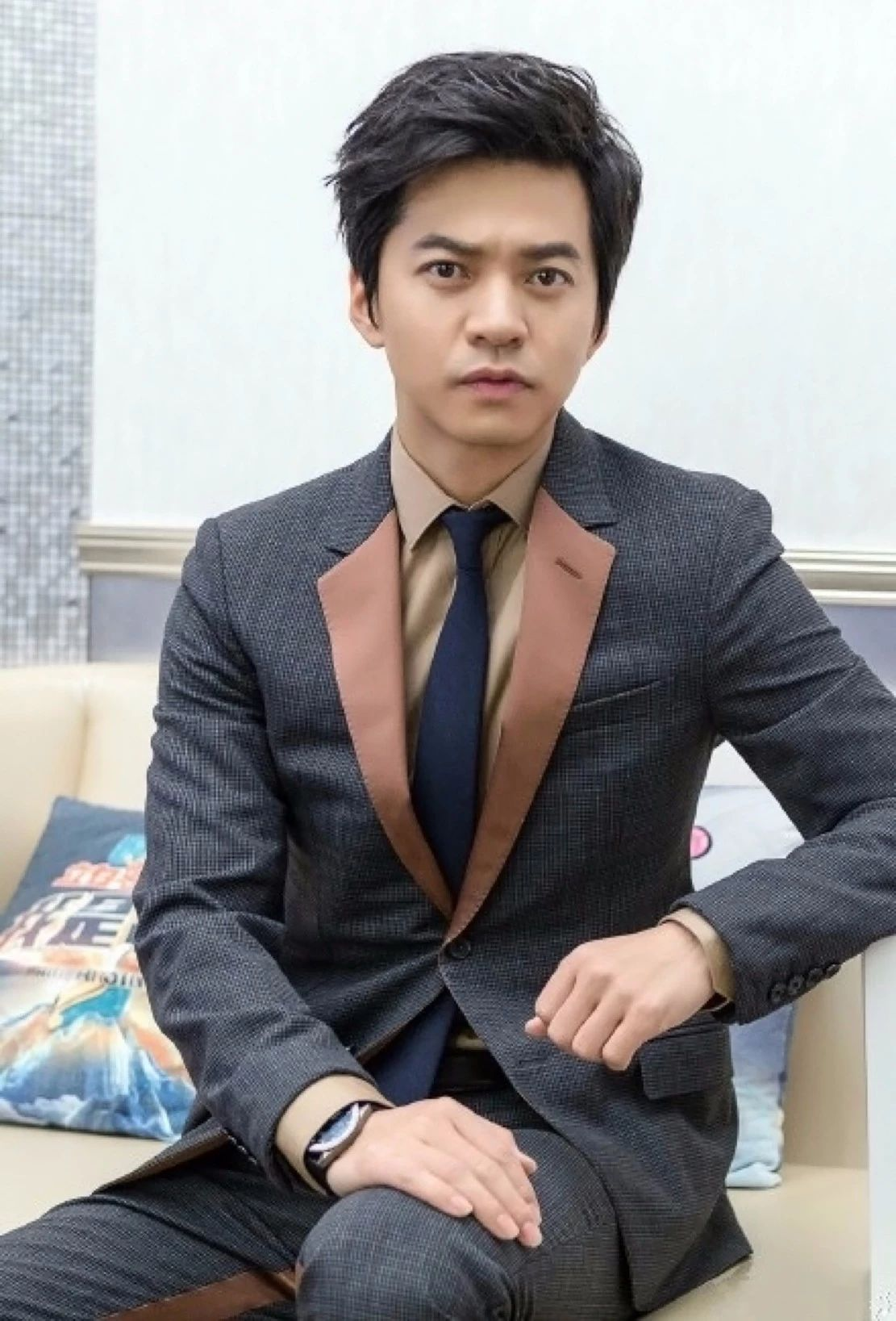 一次，谢霆锋主动提出要加李健好友，不料李健直接拒绝了:“加不了。”说着他就掏出手