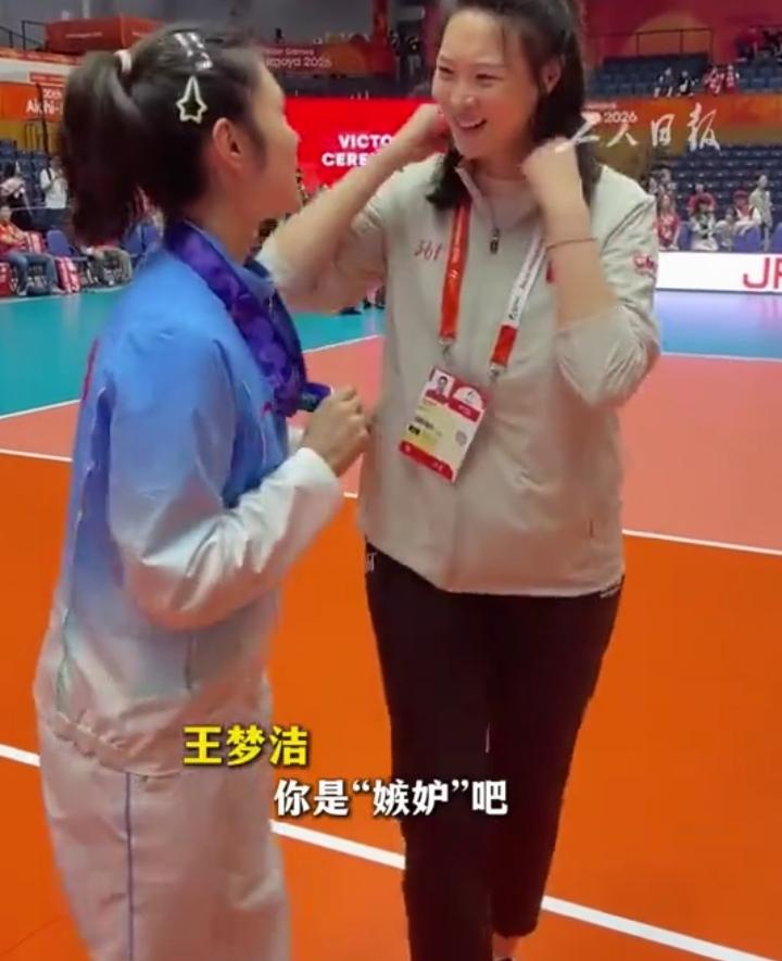 女排俩大活宝，惠若琪王梦洁！女排夺冠后的采访区出现超可爱一幕。前队长惠若琪凑