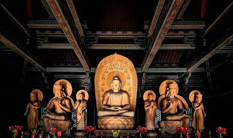 以前不信佛，觉得念佛是老太太的事。直到去年体检，医生我甲状腺结节4A，建议穿