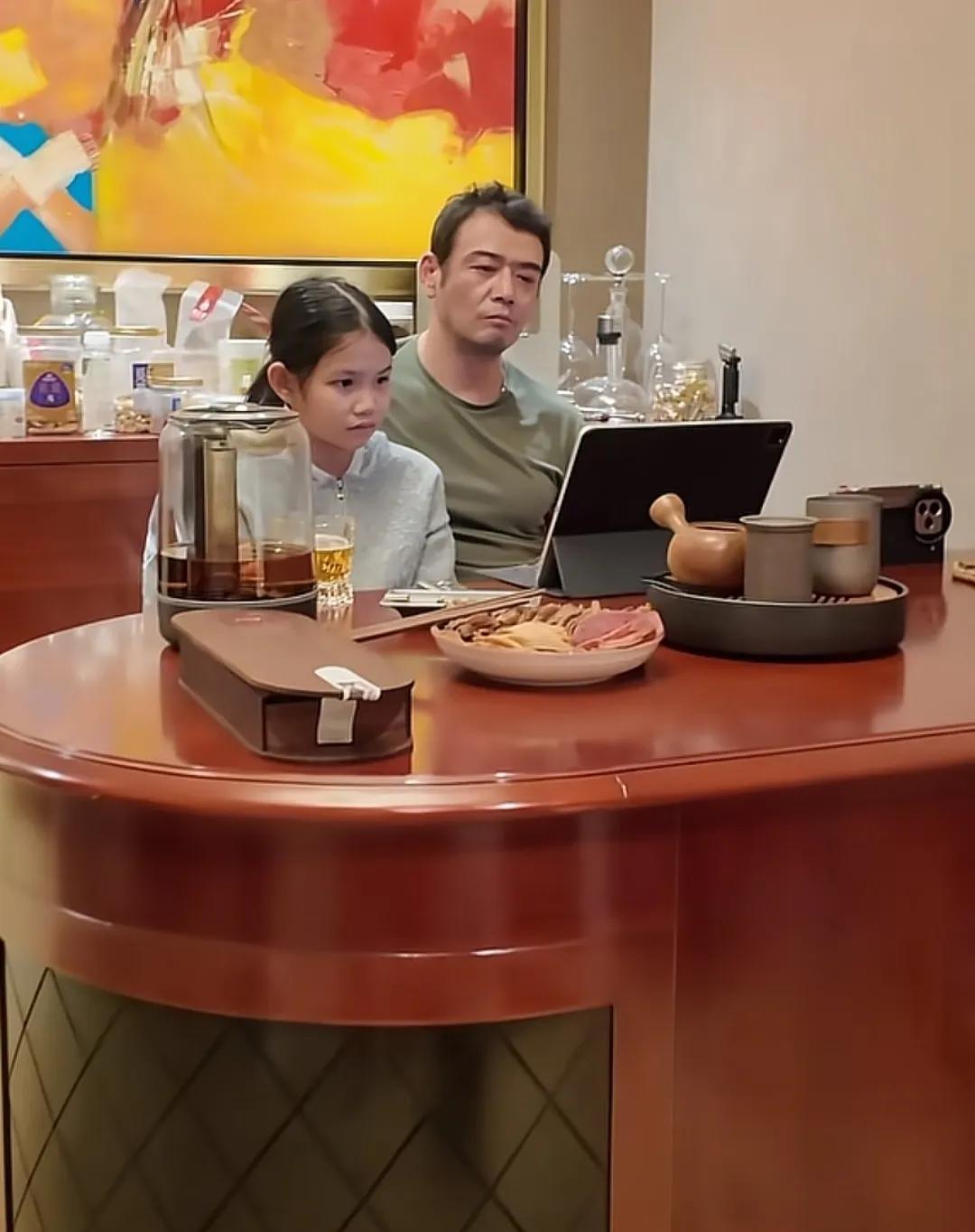 杨烁这造型像不像贝多芬[捂脸哭]该说不说这闺女太漂亮了！看来明星戏外也是回