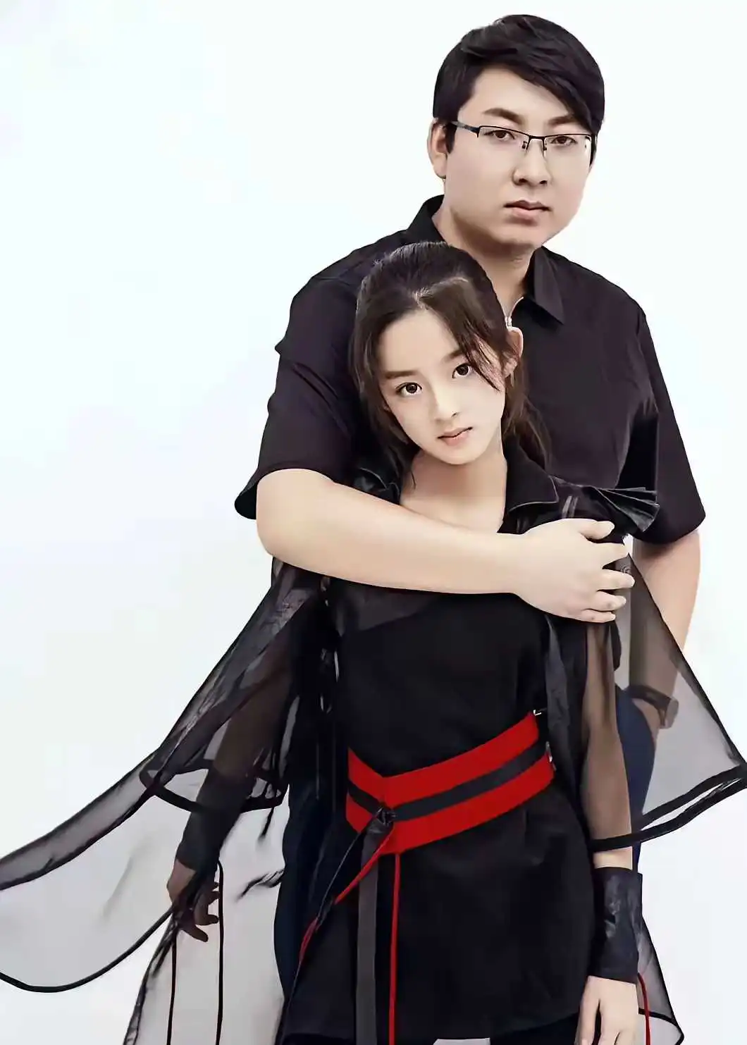 黄杨钿甜父女写真，氛围诡异引热议！眼神恶狠狠的，看着怪吓人，完全没有那种父女间该