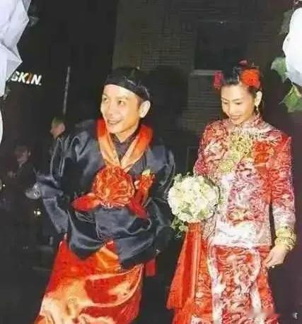 邱淑贞当年的中式婚服，有种“香港鬼片”风格！