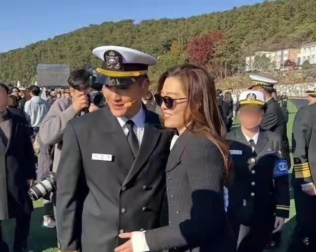 三星太子被任命海军军官，离异父母罕见同框，背后藏着什么秘密。李智昊最近被三星集