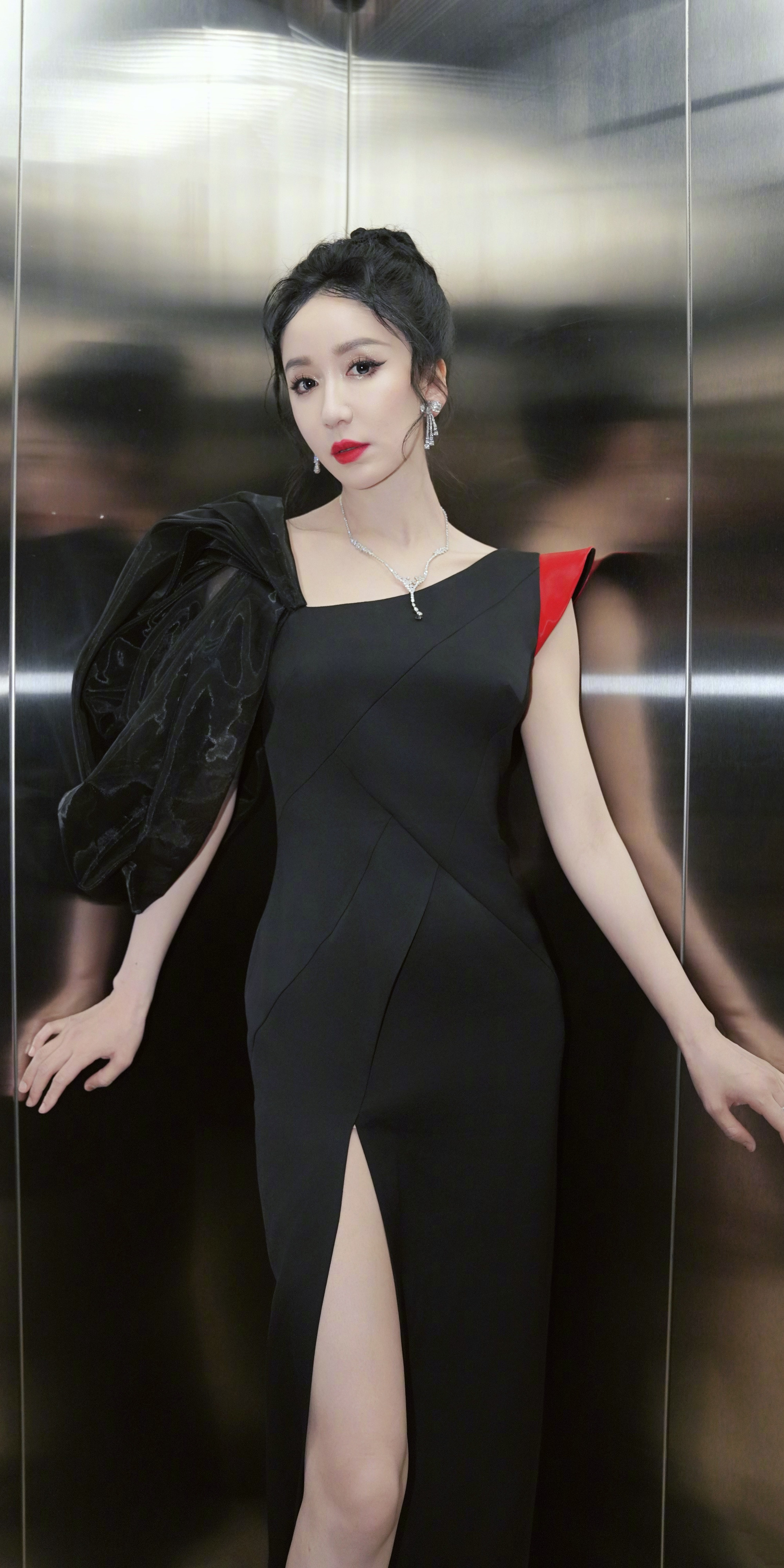 娄艺潇，黑裙美腿。娄艺潇