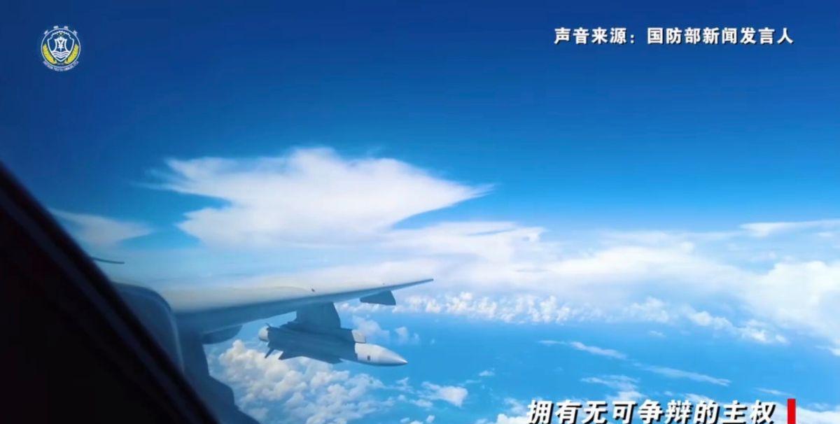 轰-6K挂实弹亮剑黄岩岛，反制美军核航母挑衅，中国绝不让步7月3日，解放军南部