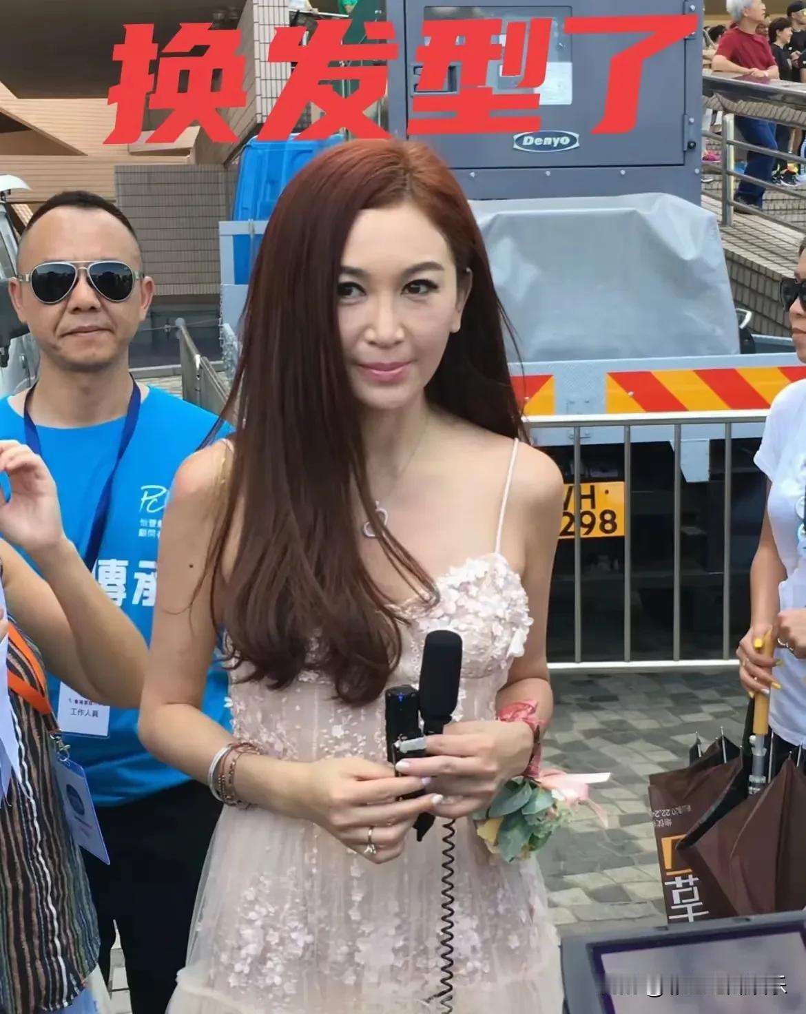 温碧霞终于换发型了，以前是永久的齐刘海中分大波浪，终于变成了侧分长发，她很喜欢穿