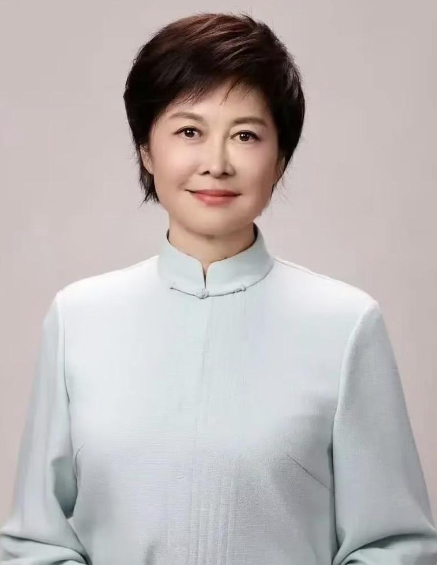 终于明白为什么敬一丹60岁退休后还要继续工作，不是因为钱不够花，也不是为