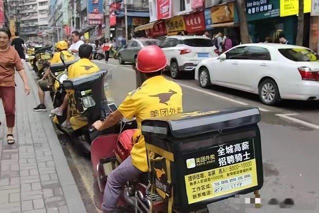 当前，我们社会的主要矛盾并不是一味想办法刺激消费的问题，而是要进行收入分配结构上