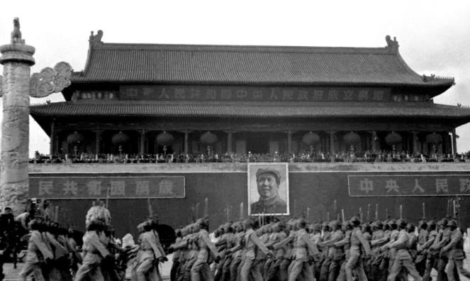 开国大典前夕，总理问主席：“礼炮应当鸣几响呢？”主席想了想说：“就鸣二十八响。”