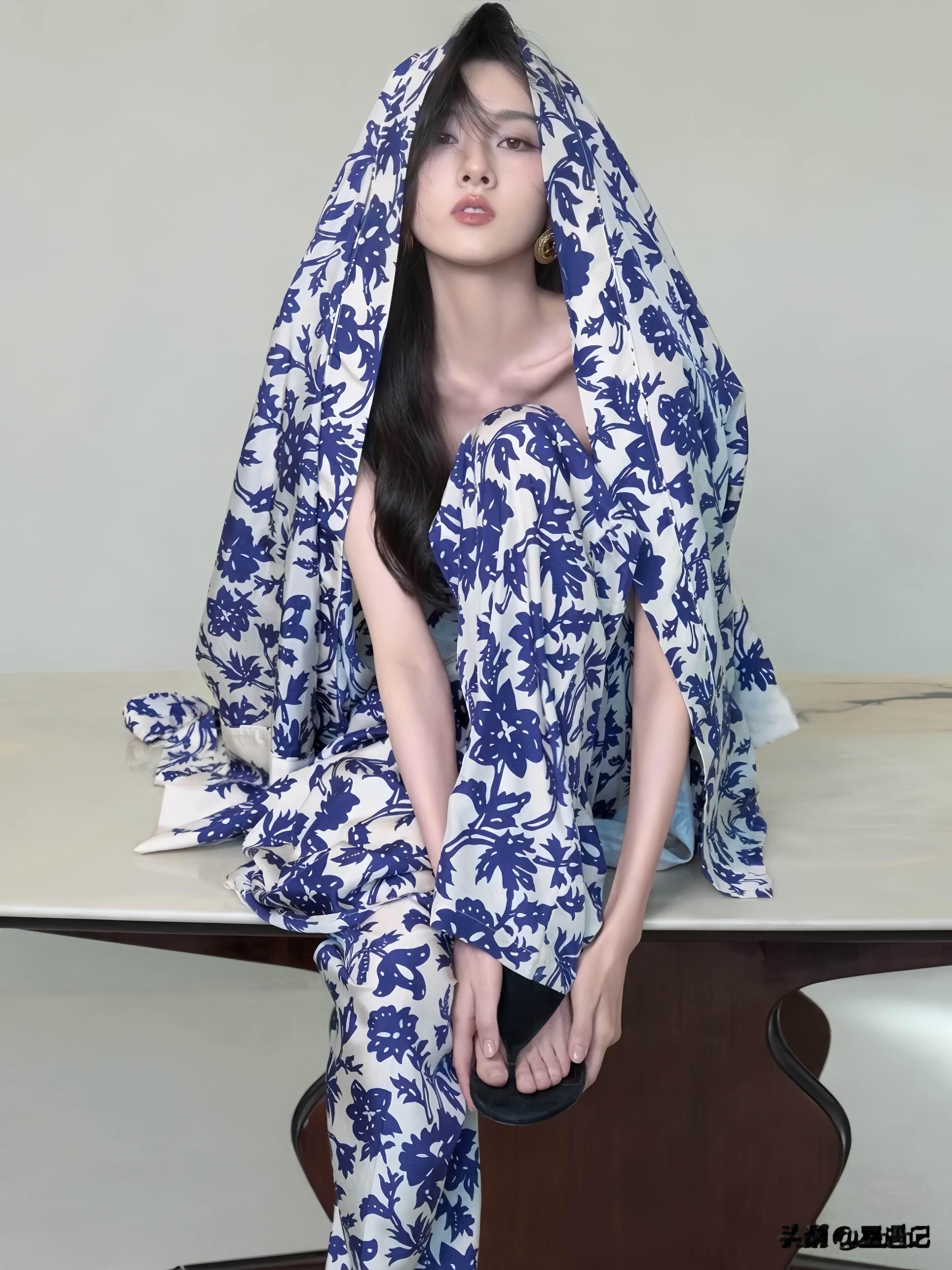 宋祖儿这组青花大片，脚上的夹脚拖是不是点睛之笔？