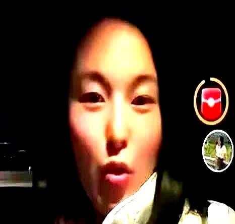 一个身在美国的华人女子为了证明美国是安全的，大半夜不睡觉跑到一个漆黑的公园，想要