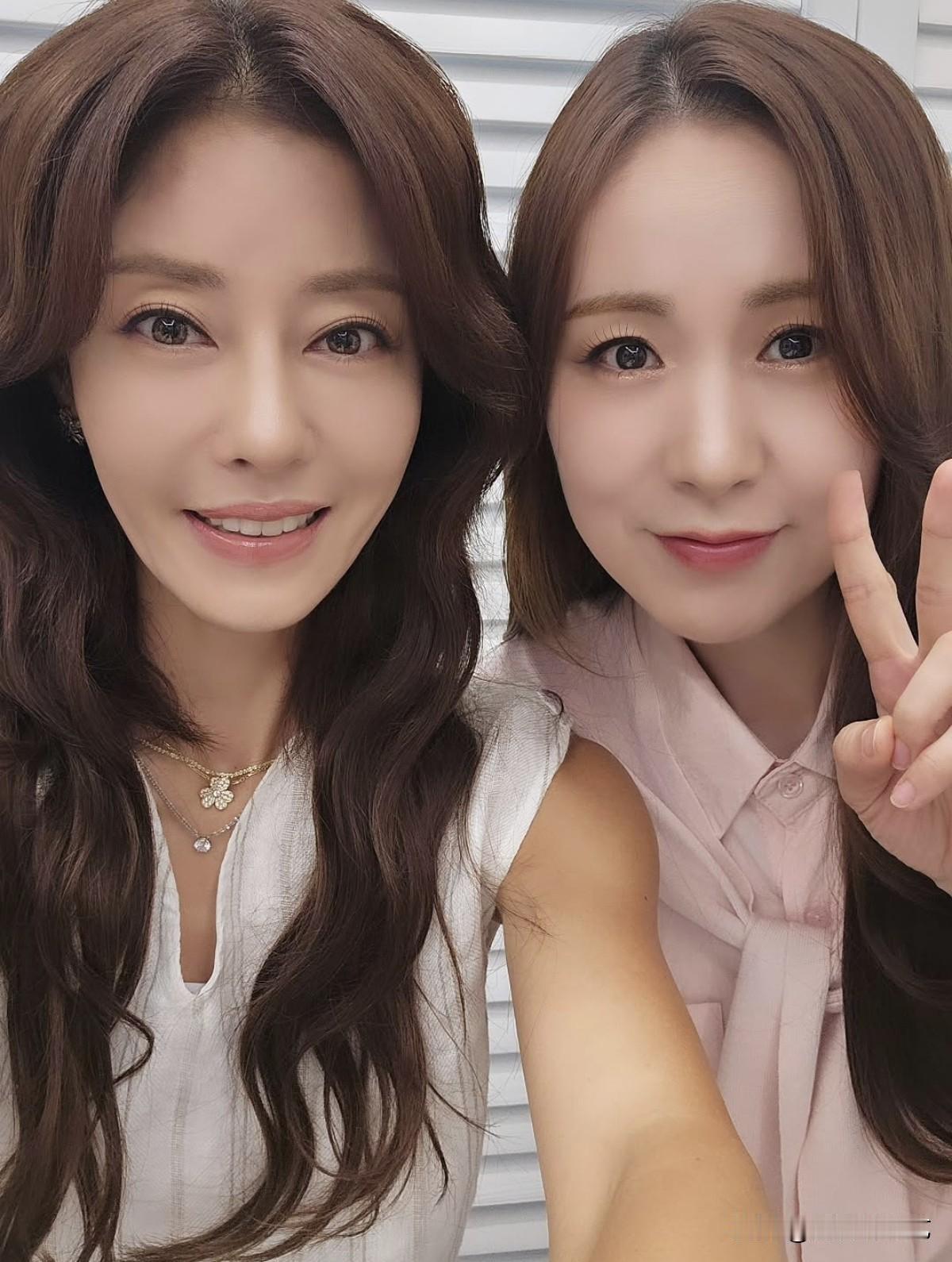 15日，李智贤在自己的Instagram上传了照片。照片中，李智贤妆容清透，一头