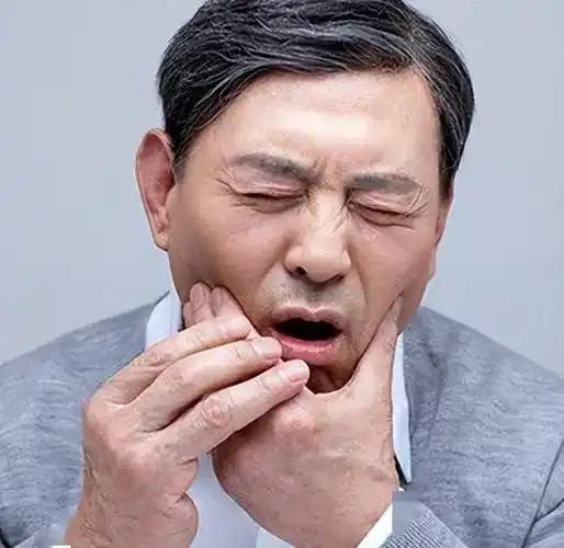 牙周炎背后藏4大诱因！医生揭示：这些习惯，正悄悄损害牙龈！ 很多人每天刷牙，