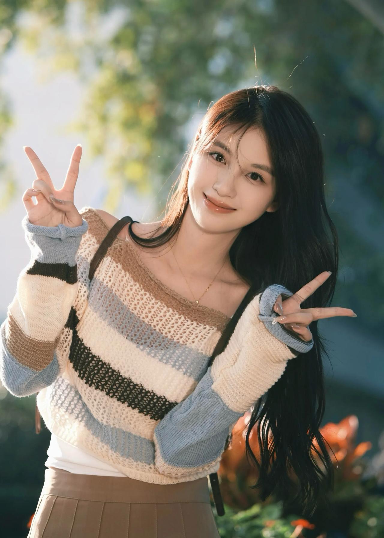 春风吹面过，笑意满心间。