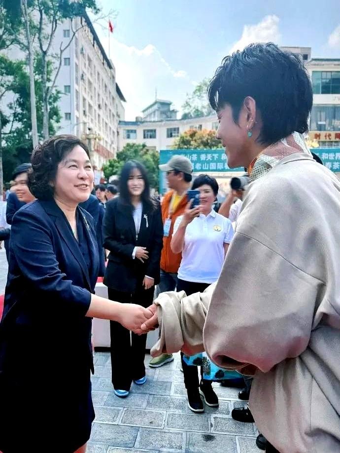 华春莹真是个谜。明明已是外交舞台的重量级人物，日常应对的都是国际风云，却愿意